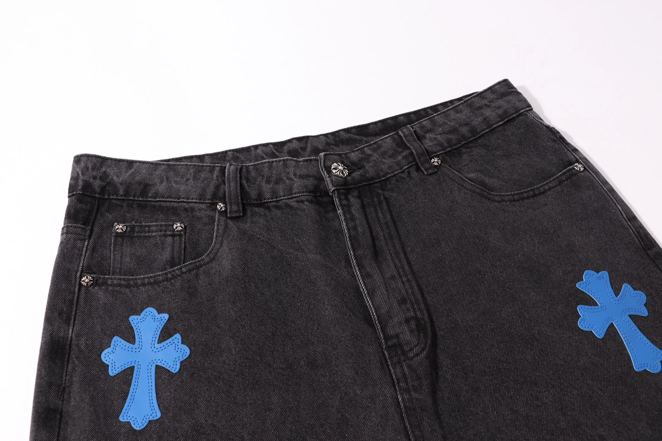 P240 Style number: H31 Croxin & 𝐂𝐡𝐫𝐨𝐦𝐞 𝐇𝐞𝐚𝐫𝐭 ss25 black pants blue leather Sanskrit leather limited edition patchwork jeans. Styles with different washed textures are very friendly to people with thin legs. The slightly flared version perfectly modifies the leg shape. The timeless and moderate length makes it easy to match and match. It is the basis for various styles and is a must-have in your wardrobe! The fabric is stiff but also makes the upper body soft without losing texture. The washing process is even more perfect. It is a must-have item for everyone! ! ! Washed wheat, hang tag, pants label, three labels complete Color: black Size: 30-32-34-36